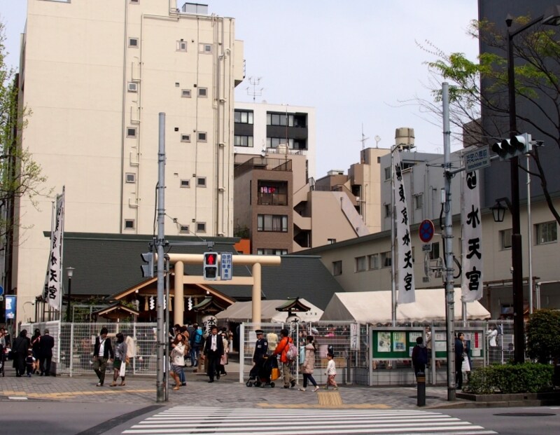 多くの参拝客で賑わっている