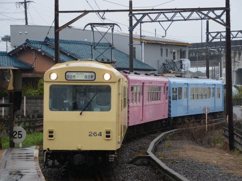 日永駅の八王子線電車