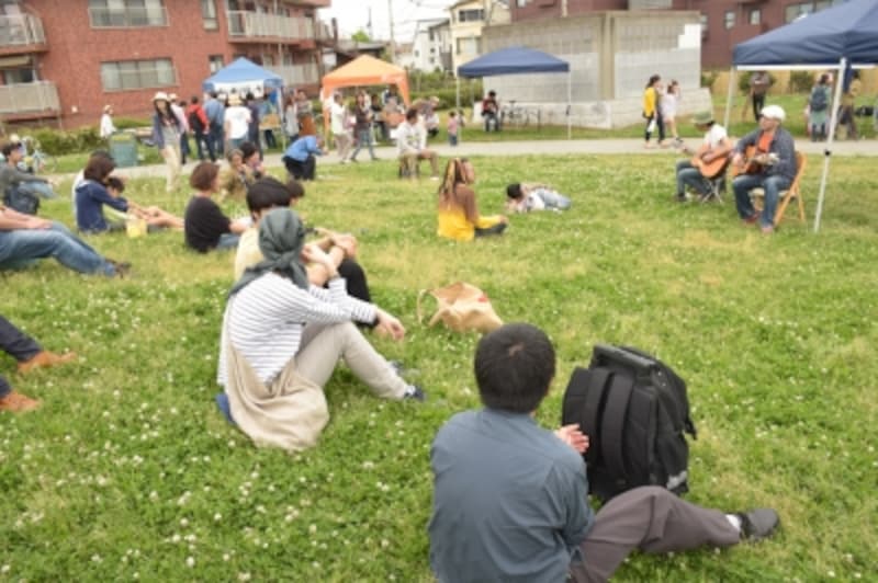 好きなミュージシャンのそばに行って自由に音楽を聴ける。もちろん、食べながら飲みながらもオーケー