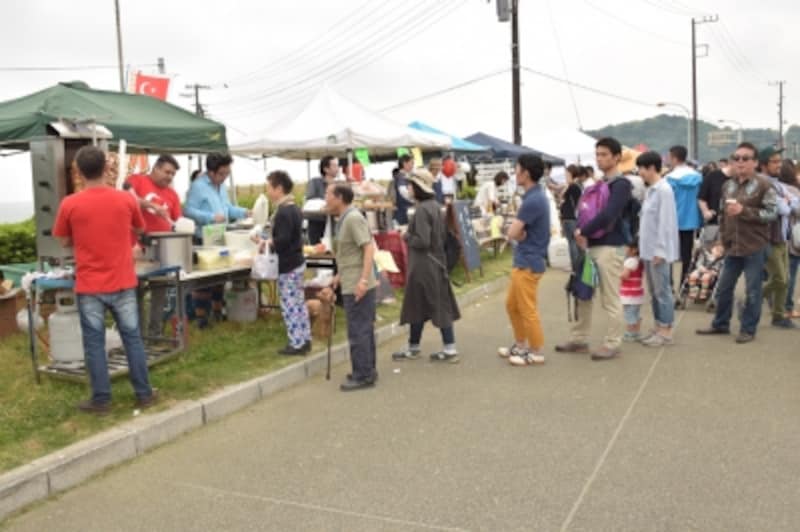 音楽だけでなく、地元サポーターの出店も楽しみ