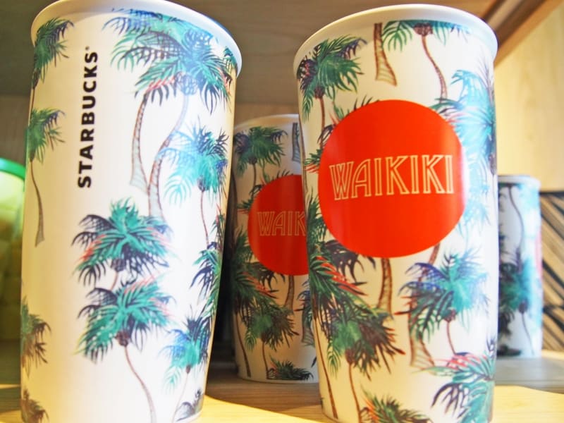 手書きタッチのヤシの木が描かれた陶器製タンブラー(22.95ドル)