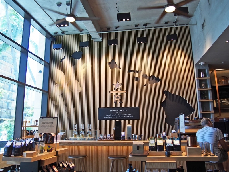 ワイキキのクヒオ通りにオープンしたリザーブ店。高級感あふれる店内