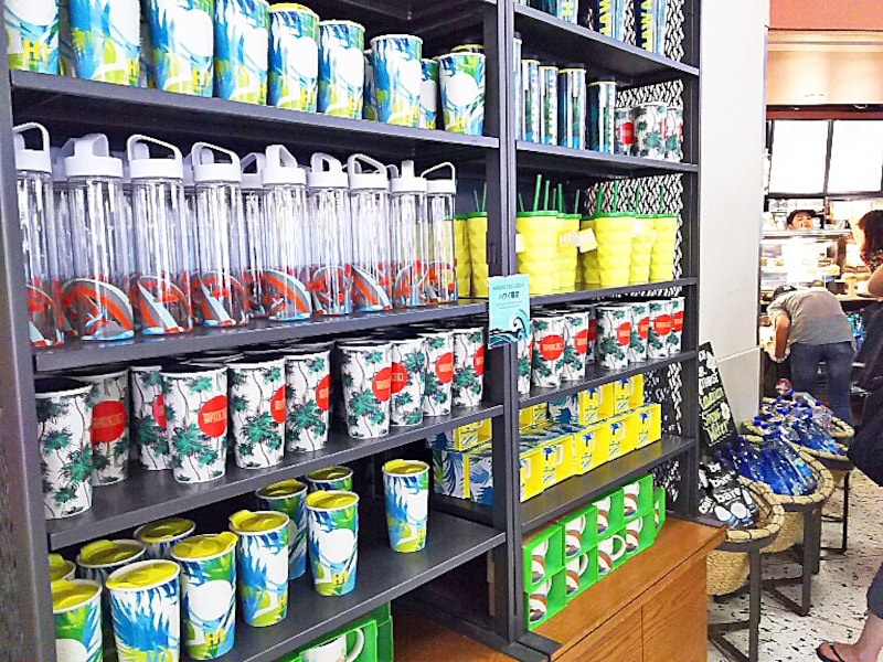 出国審査後のメインターミナル中央にあるスターバックス。限定アイテムの品揃えも良い