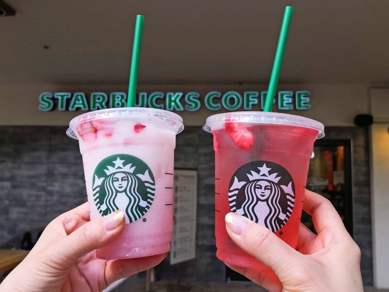 ストロベリー・アサイー・リフレッシャー(右)をカスタマイズしたピンクドリンク(左)