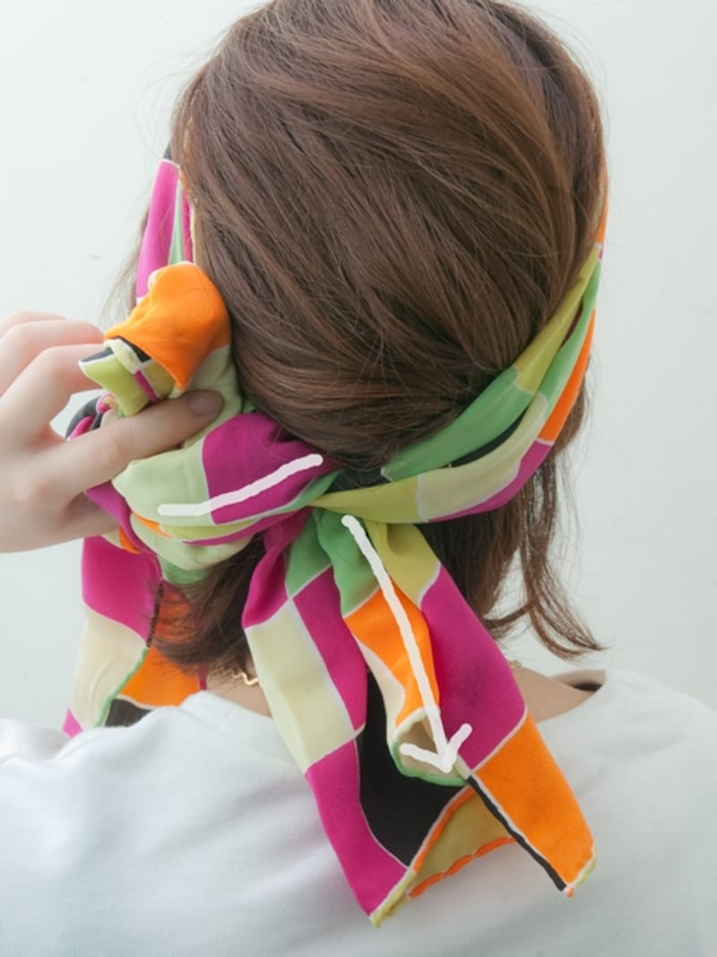 スカーフにからませて長さを調節します