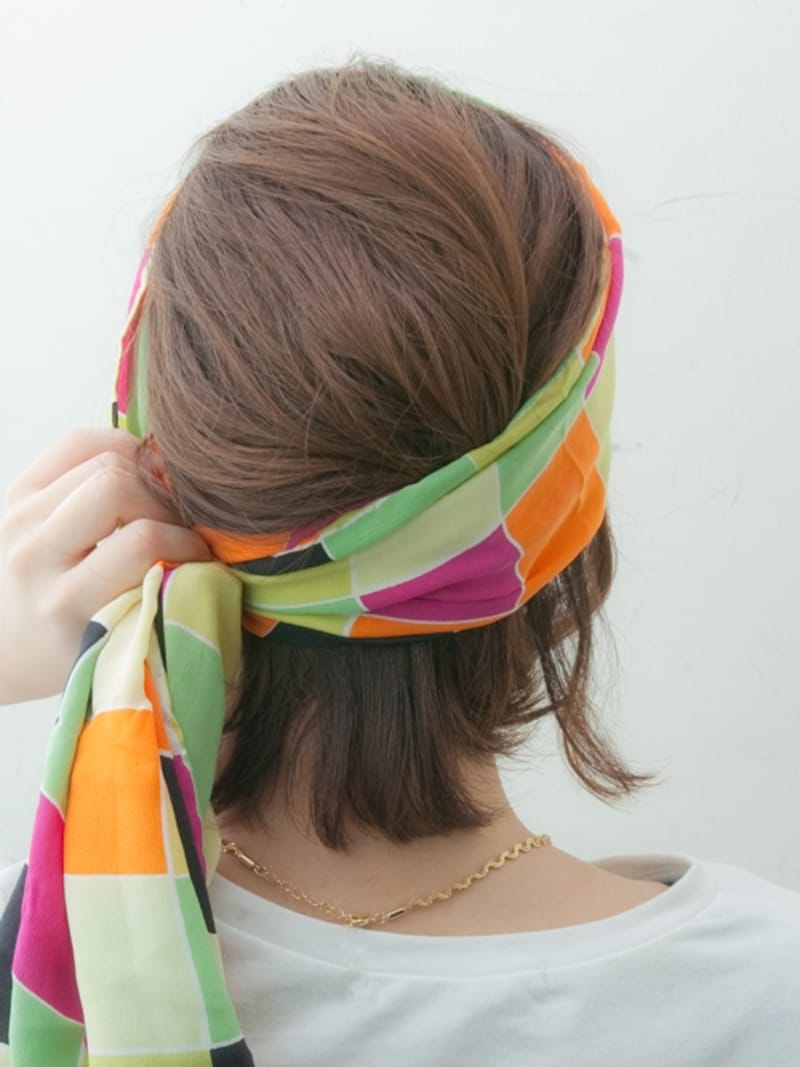 スカーフをゴムで結んだ部分に引っ掛けます