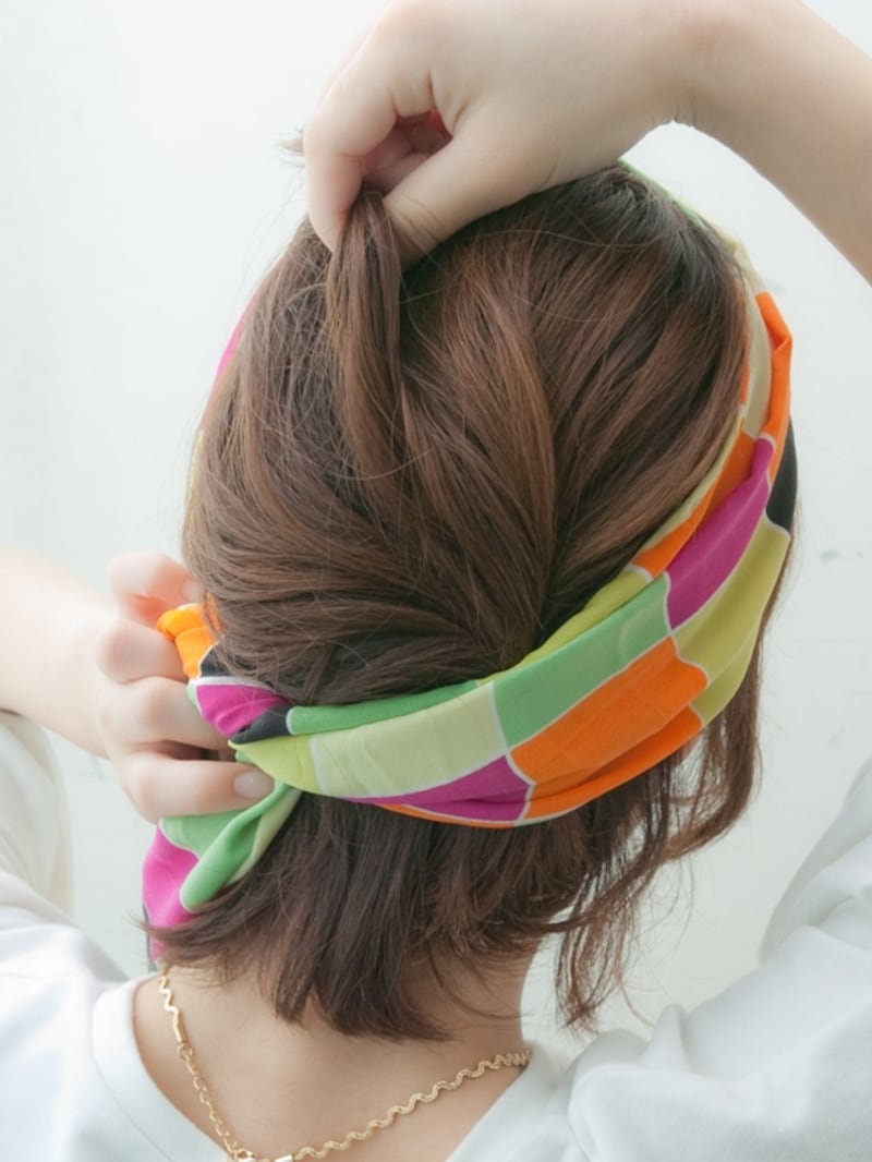 トップに毛束を引き出しボリュームを出します