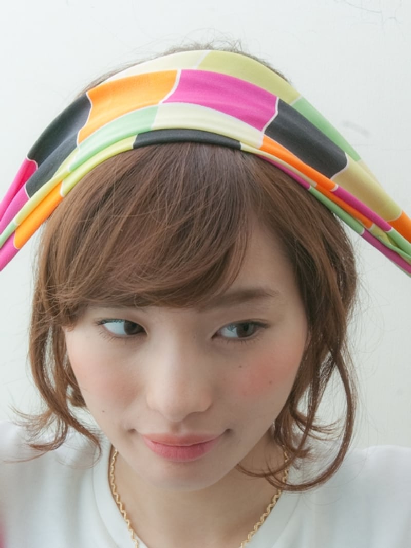 前髪を残しスカーフをあてます
