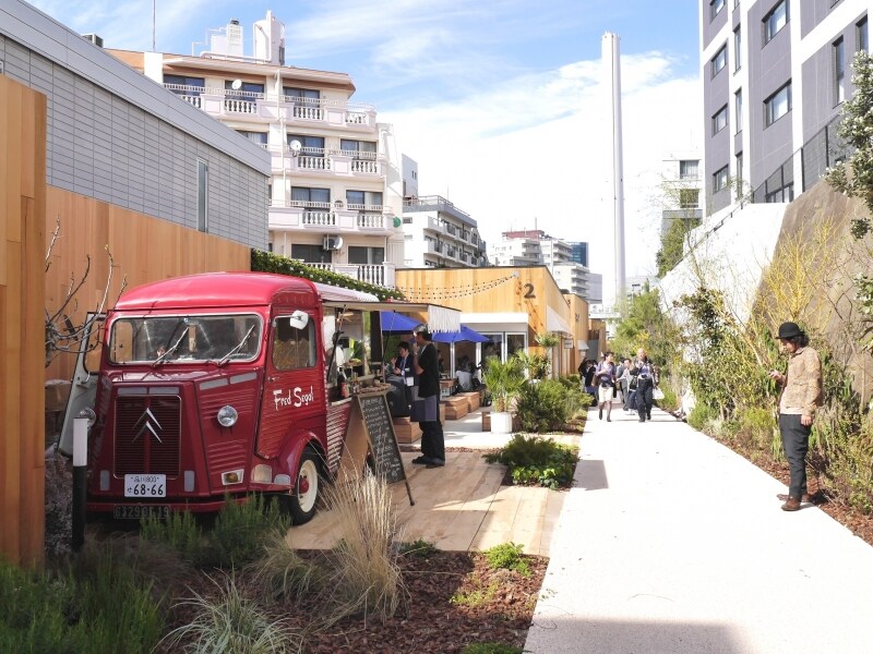 ショップ外のキッチンカーとテラス席