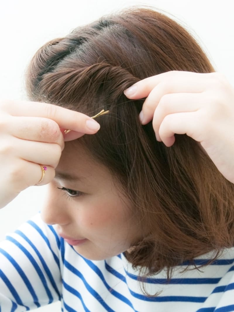 ねじった毛束をしっかり留めます