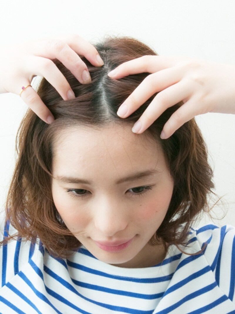 センターパートに分けます