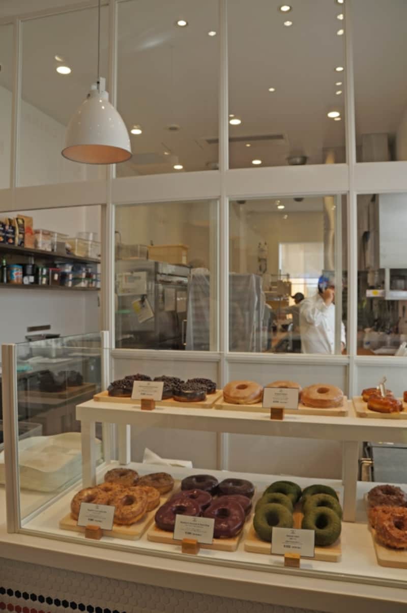 奥の厨房で、毎日ドーナツを原料から作っています。