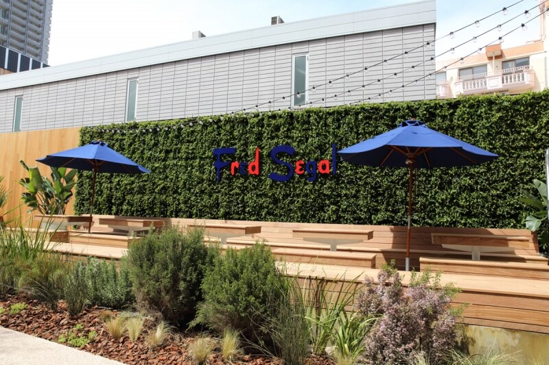 テラス席でイートインもできる