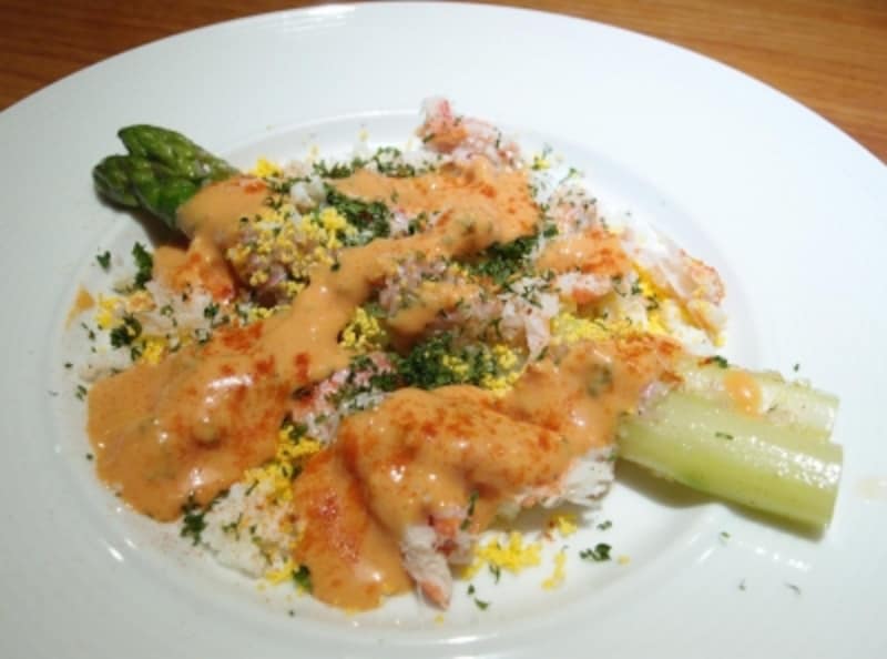 グリーンアスパラガスとズワイガニのミモザ風サラダ