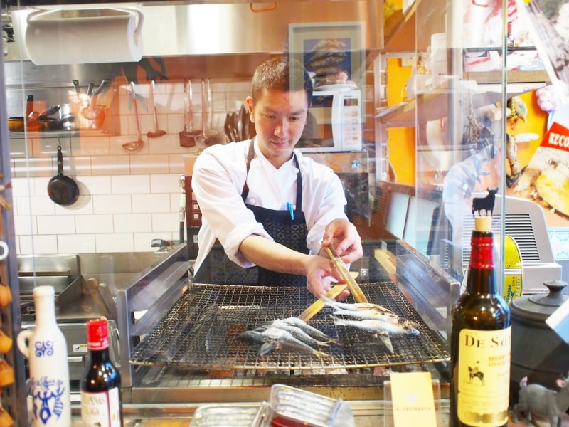 串焼き風景を目の前で見られるカウンター席