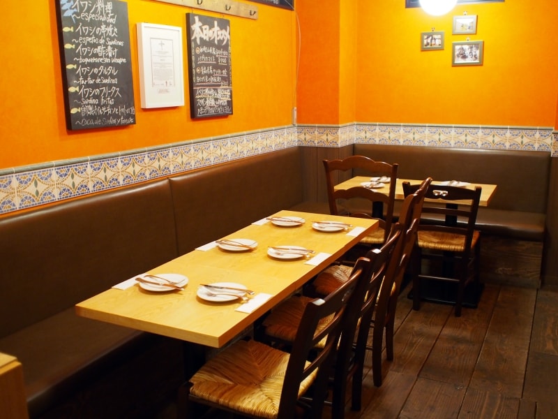 ゆっくり落ち着けるテーブル席