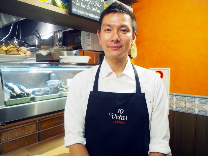 オーナーシェフの新倉孝之輔(にいくら こうのすけ)さん