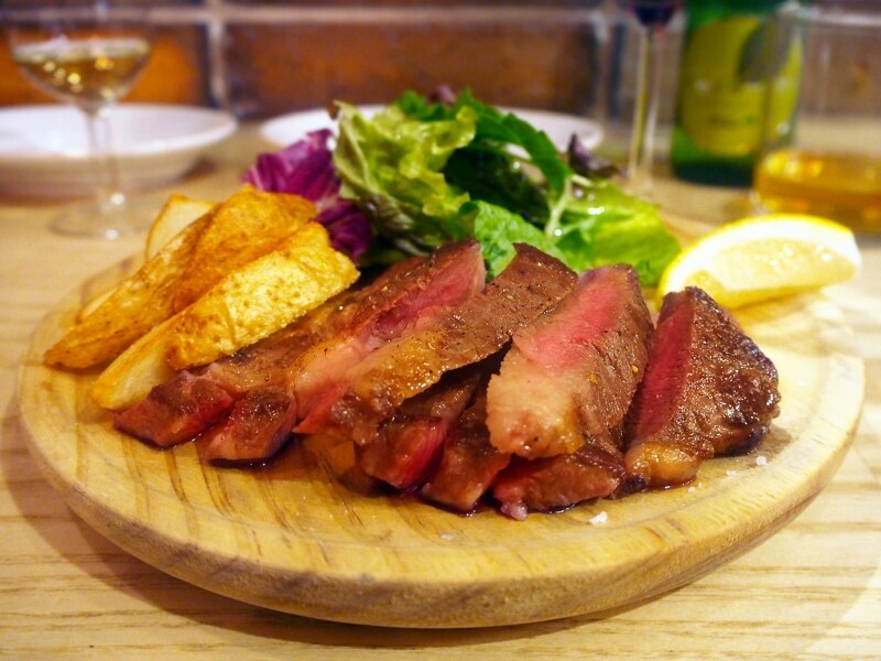 「イベリコ豚肩ロースのグリル¥1900」旨みが濃縮され、さすがの品格