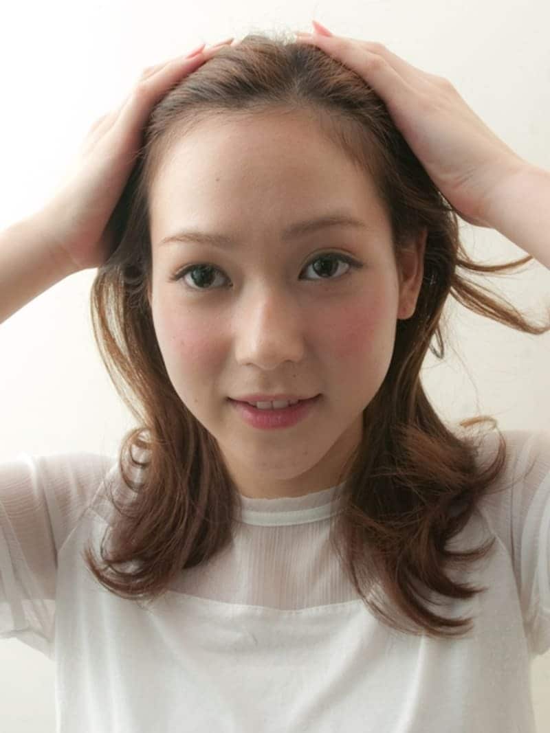 耳前の髪、こめかみ辺りの髪は浮きやすいのでしっかりとつけると良い