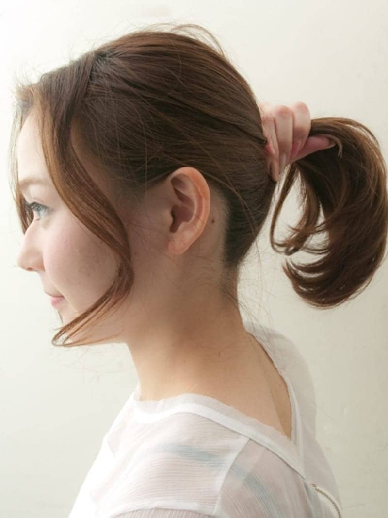 手ぐしでまとめる事でラフな仕上がりになる