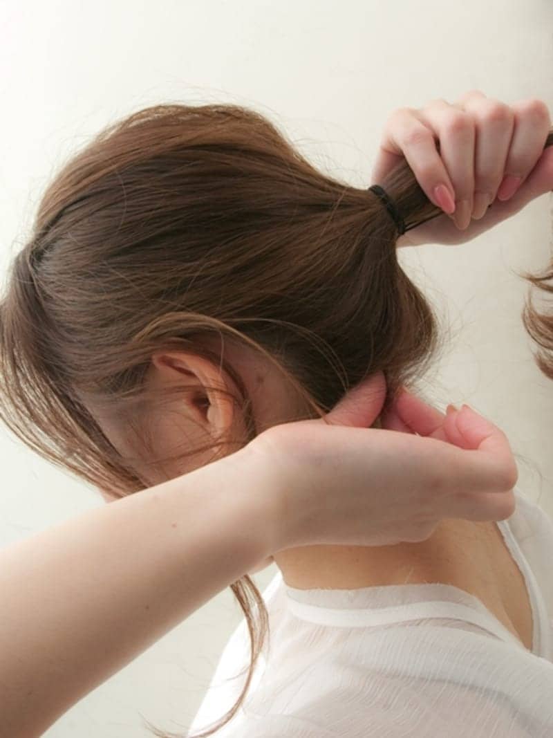 えり足の髪全部をたるませるのではなく、真ん中辺りの部分の髪をたるませるとバランスが良い