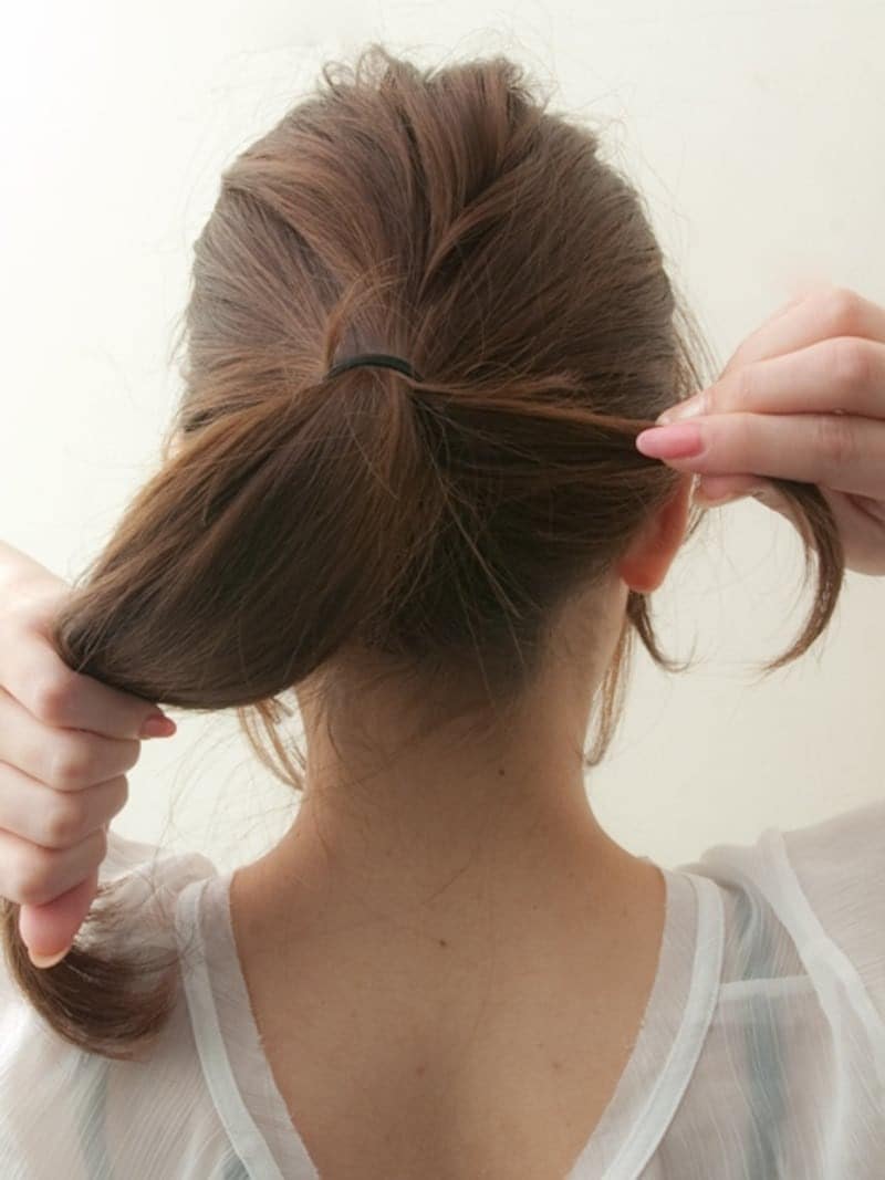 巻きつけてヘアゴムが隠れるくらいの分量で良い