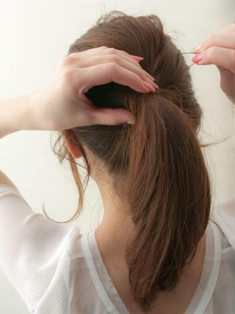 上から下にヘアゴムに向かって押し込むように留めるとアメピンが見えなくなる