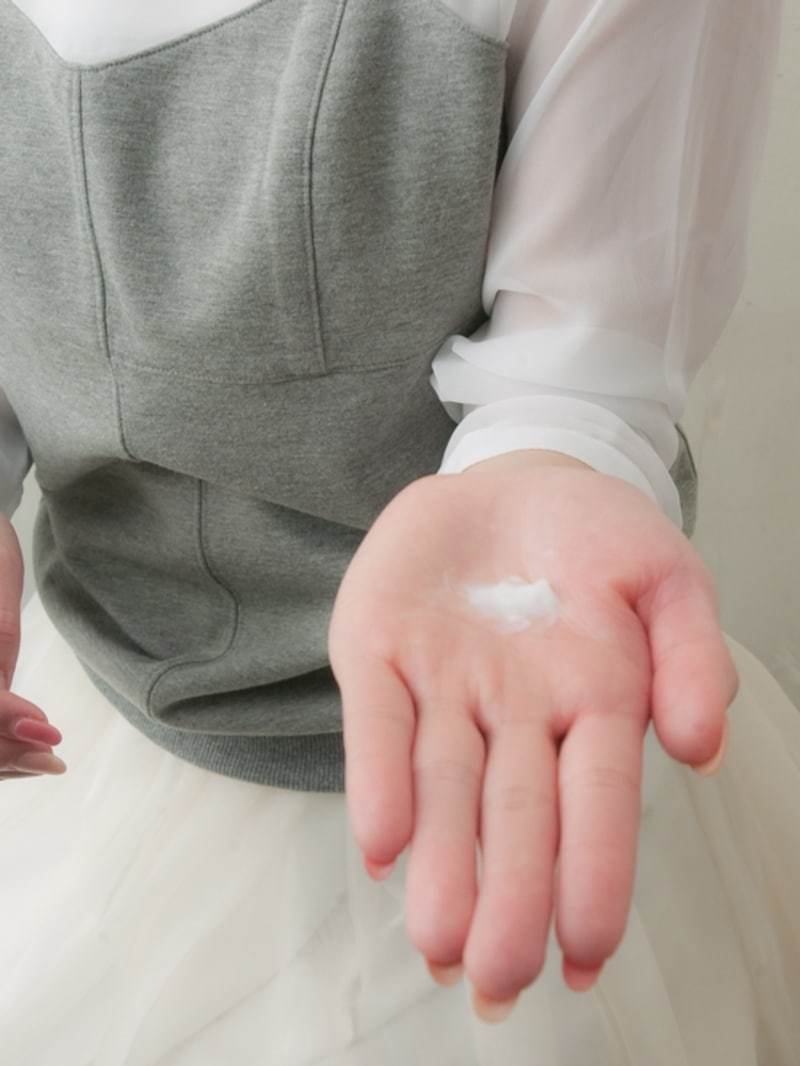 手の平にワックスを2~3センチ取る