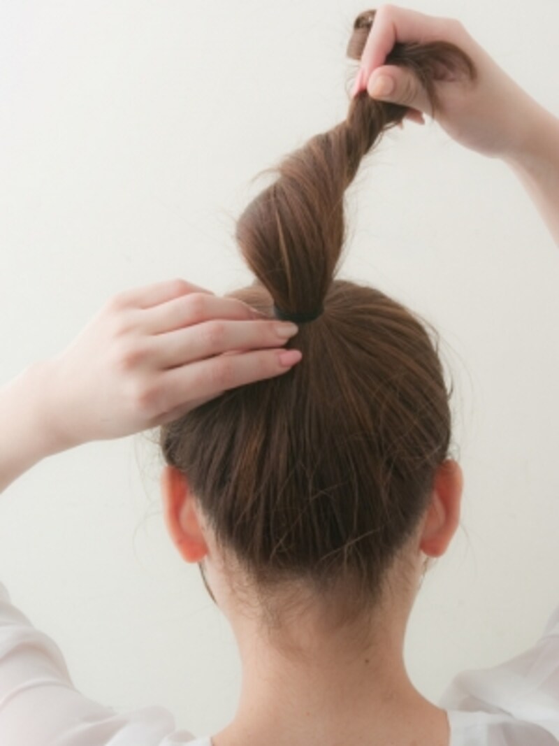 お団子ヘアの簡単なやり方 ゴムだけできっちり作るお団子とは ヘアアレンジ All About お団子ヘアの簡単なやり方 ゴムだけできっちり作るお団子とは ヘアアレンジ All About