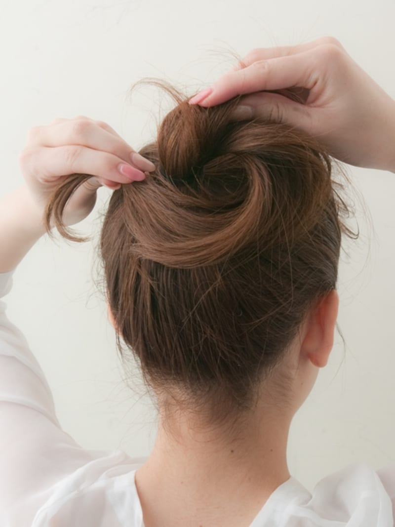 ねじった毛束を結び目に巻きつける