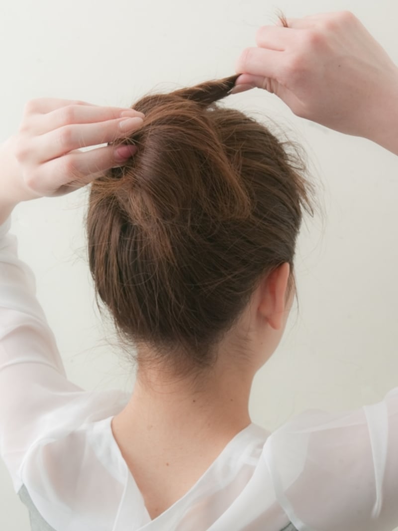 センターまできたら、アメピンで毛先を固定する