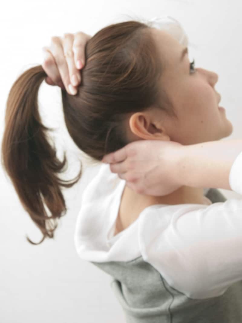 襟足がたるむと、メリハリがなく老けて見えてしまうので注意