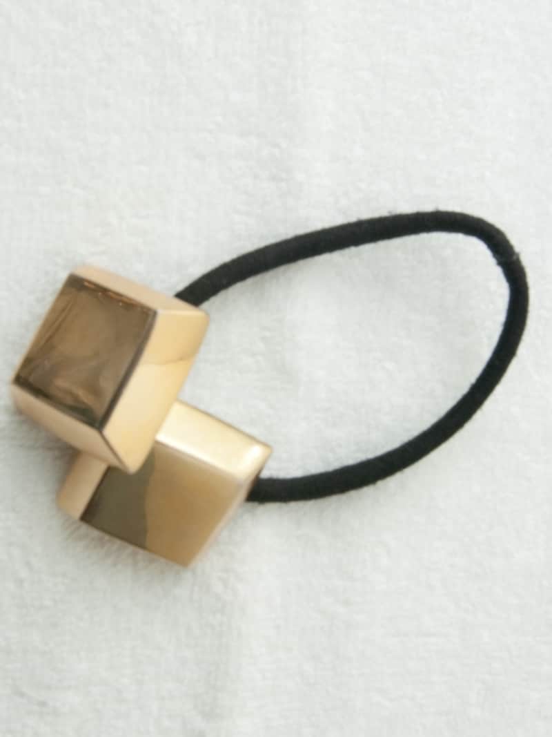 スクエア型ゴールドのヘアゴム