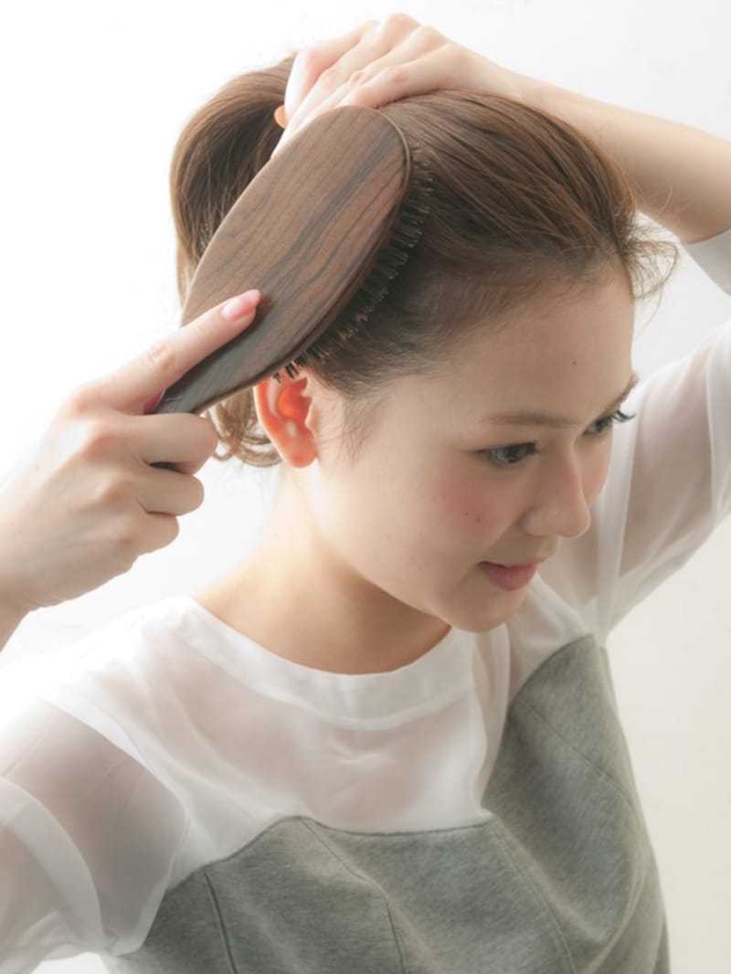 お団子ヘアの作り方1 ブラシがない場合は、目が細かめのコームでも良い