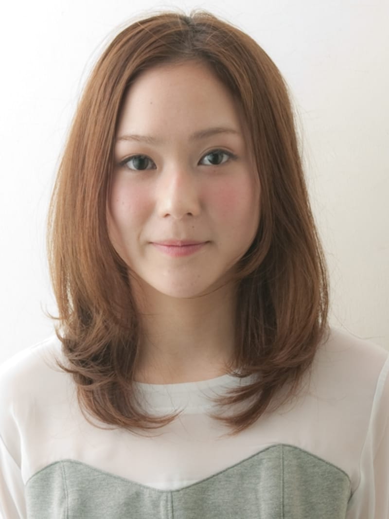 長め前髪のローレイヤーミディアムから、お団子ヘアを作っていきます