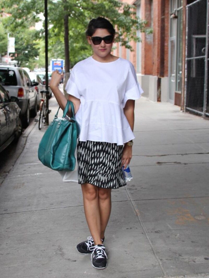 白黒で決める「大人のミニスカート」