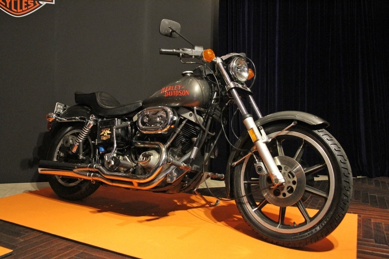 ファクトリーチョッパーモデルの代表格と言われるFXS ローライダー(ショベルヘッド)。そのスマートなフォルムと比べると、現行ダイナモデルはあまりに大柄