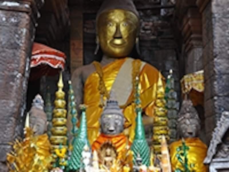 ワット・プー本殿の仏像群