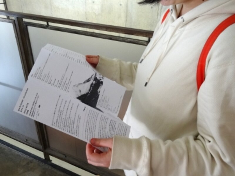 作品やアーティストの資料も置かれています