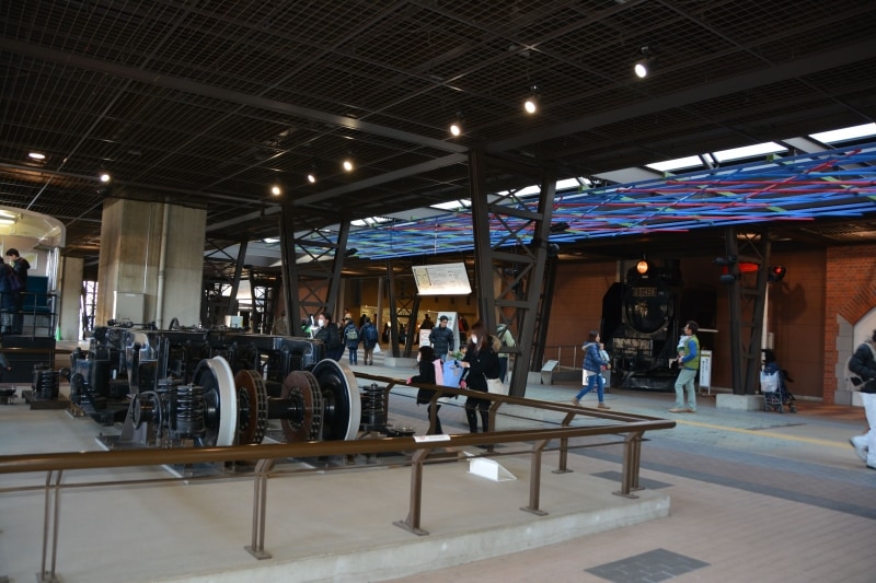 入館する前に気分を盛り上げる博物館前の展示