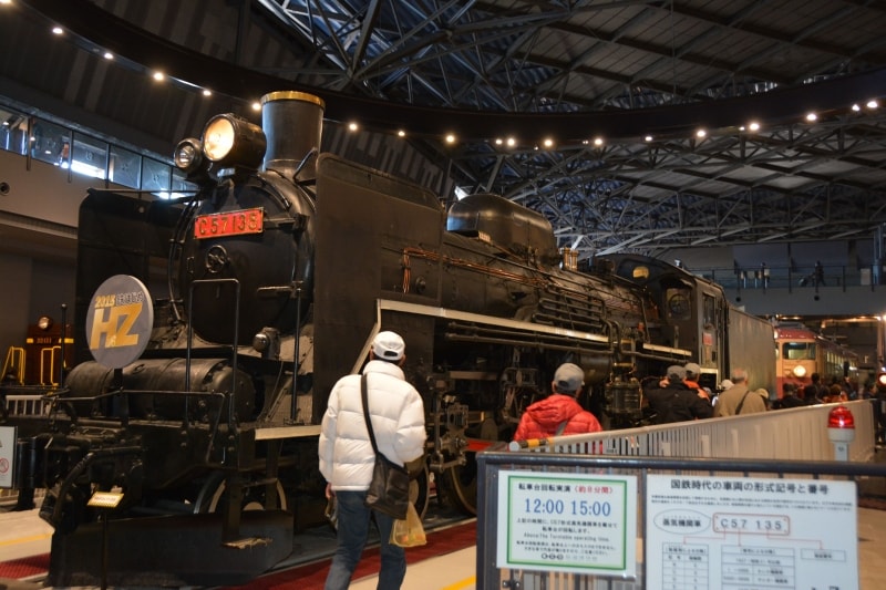 ゾーンの中央で重厚な姿を見せてくれるC57型のSL