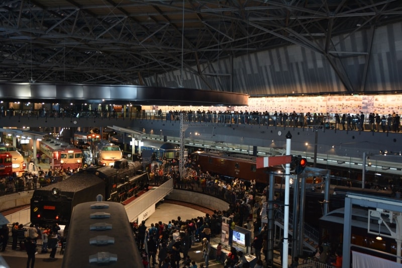 C57型SLの回転ショーを眺める大勢の人の輪