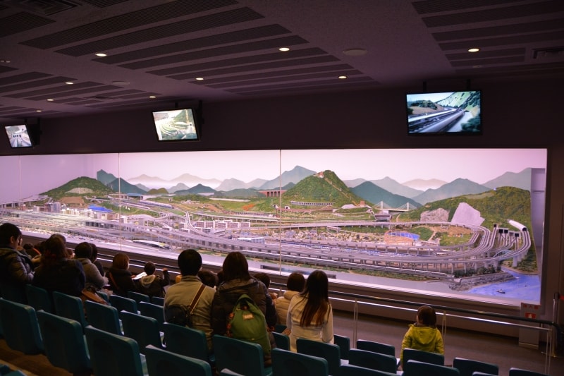 模型のレベルを遥かに超えた鉄道ジオラマ