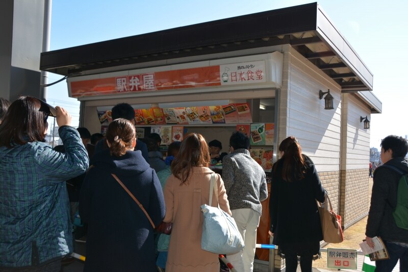 全国各地の駅弁が並ぶ販売コーナーでは悩んでしまうかも