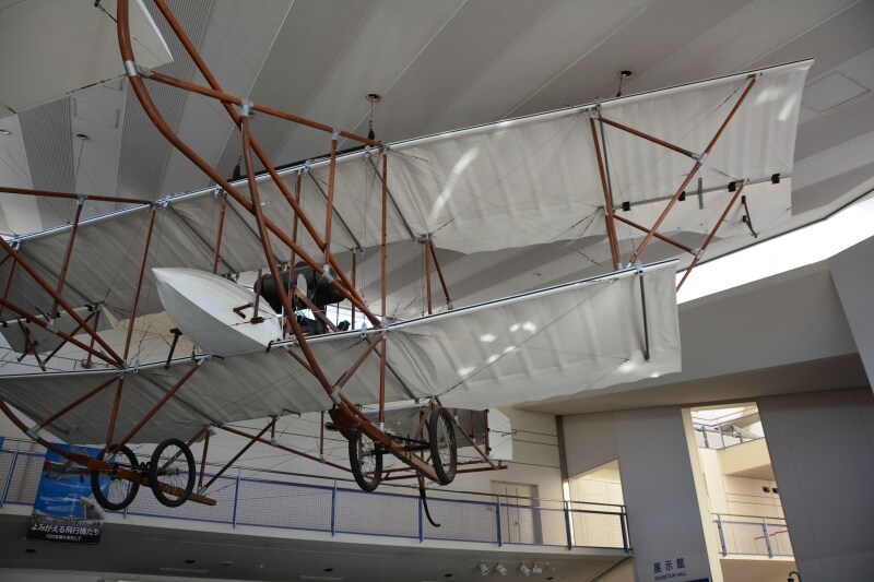 エントランスの天井から吊るされる会式一号飛行機