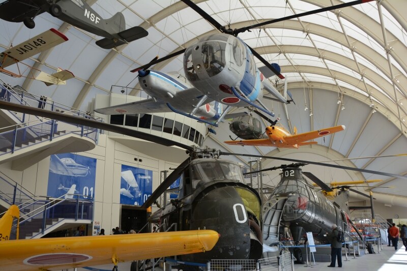 飛行機やヘリコプターがぎっしり並ぶ展示フロア