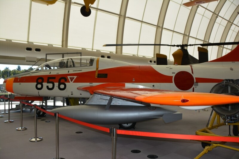 最初の国産ジェット練習機の富士T-1B