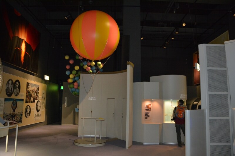 気球が展示される1F研究室入口