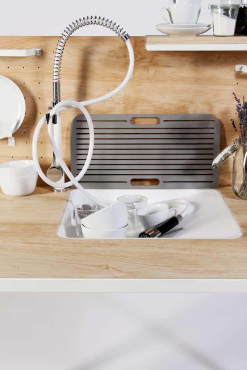 ホース状の長い水栓。シンクは水切り兼ボードがはめこめる。