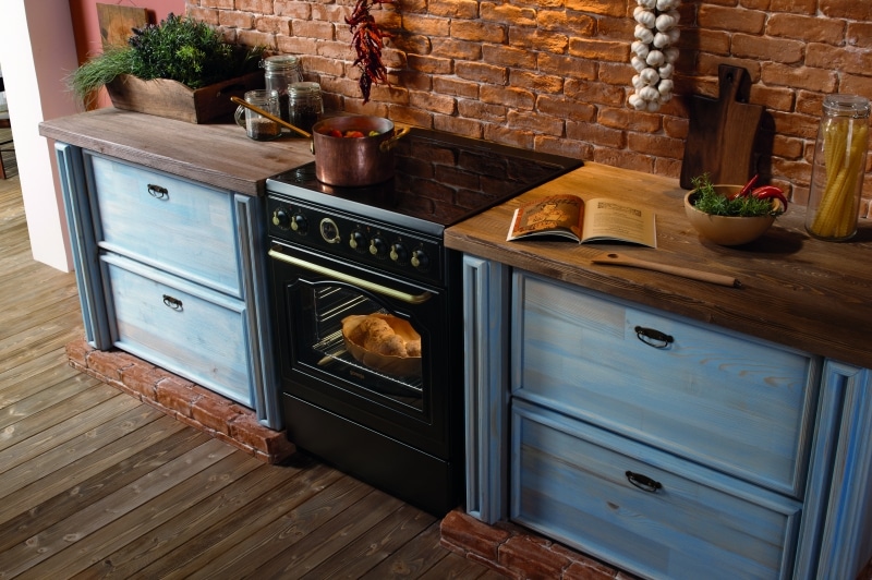 ラスティックな塗装のキッチンに設置した例。